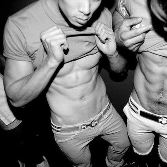 Пресс парня в кровати