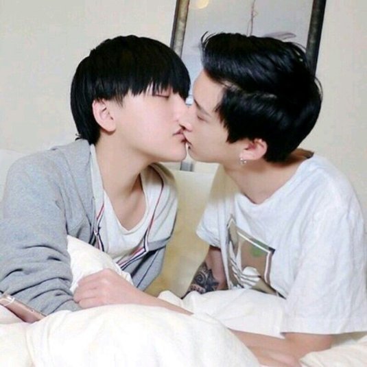 Корейские парни поцелуй