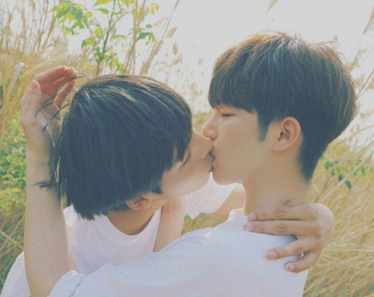 Поцелуй азиатов