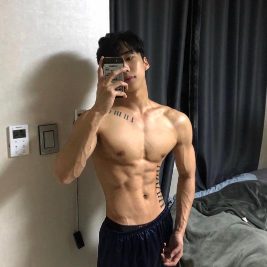 Корейские парни с прессом