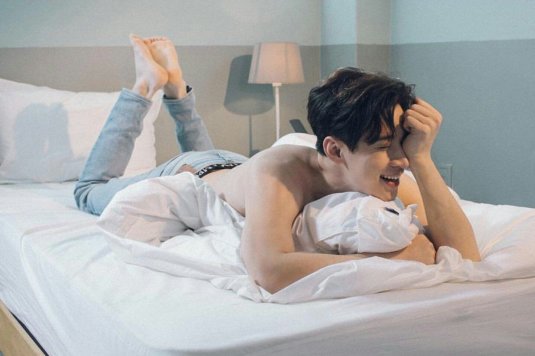 Корейские парни в кровати