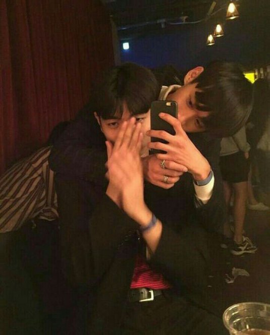 Милые корейские парни обнимаются