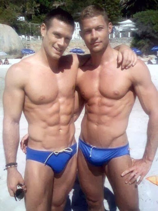 Молодые качки в плавках