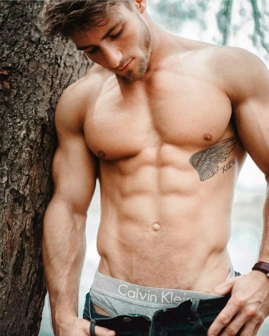 Красивое мужское тело в трусах