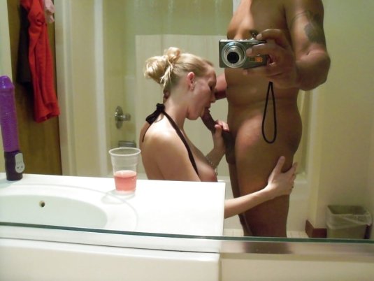 Минетчица селфи перед зеркалом