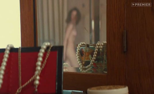 Голая Маргарита на природе