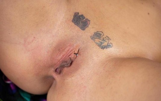 Порнозвезда с татуировкой на лобке