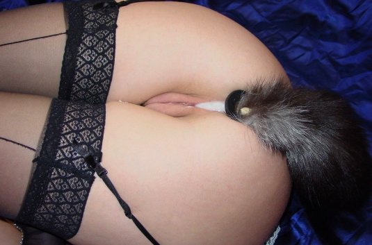 Анальная пробка хвостик в попе