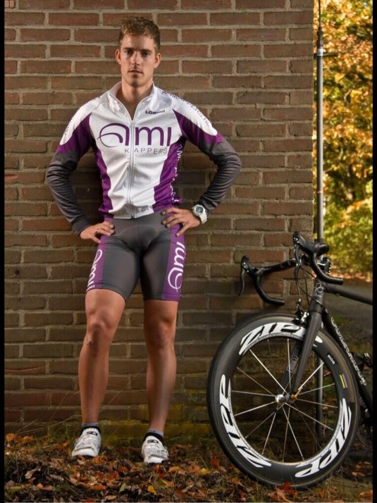 Парень в велосипедках