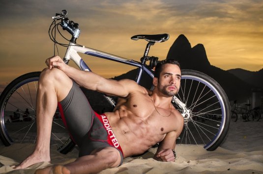 Голый мужчина на велосипеде