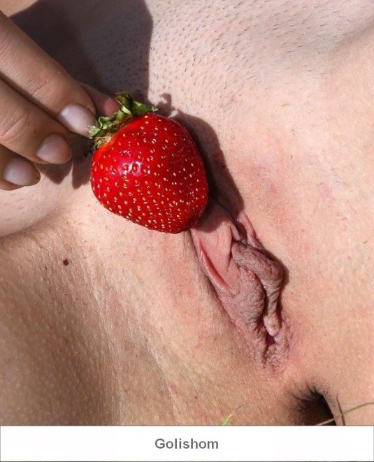 Женская писечка с клубникой