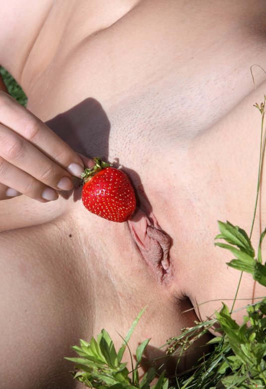 Клубника в киске девушки