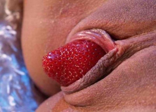 Клубника на голой женщине