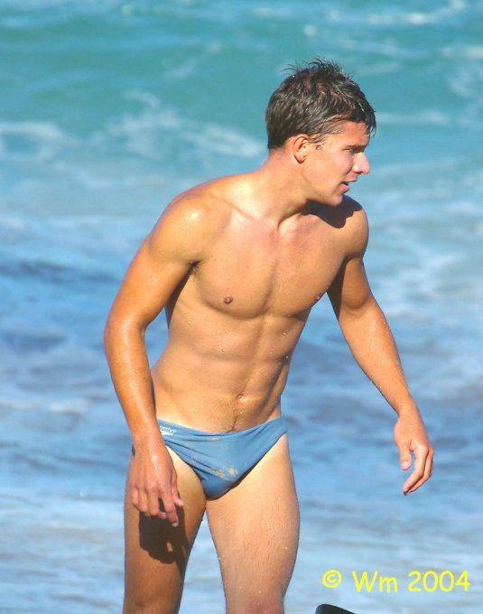 Мальчики в мокрых плавках