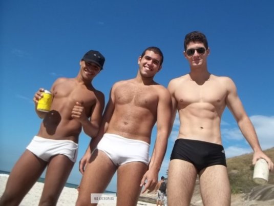 Мужчины в трусах на пляже русские