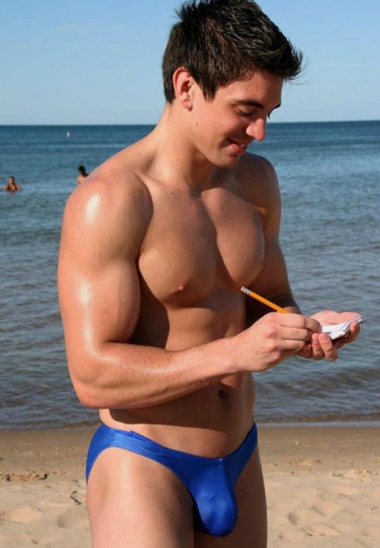 Юноши в плавках на пляже