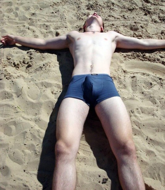 Мужчины в труса на пляже