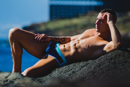 Красивые мужчины в плавках