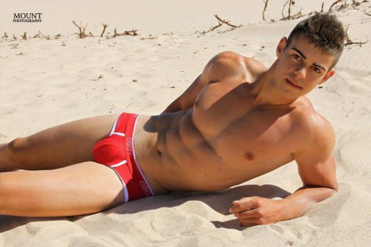 Красивый молодой парень в плавках