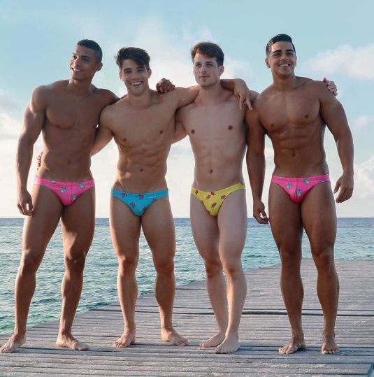 Много мужчин в плавках