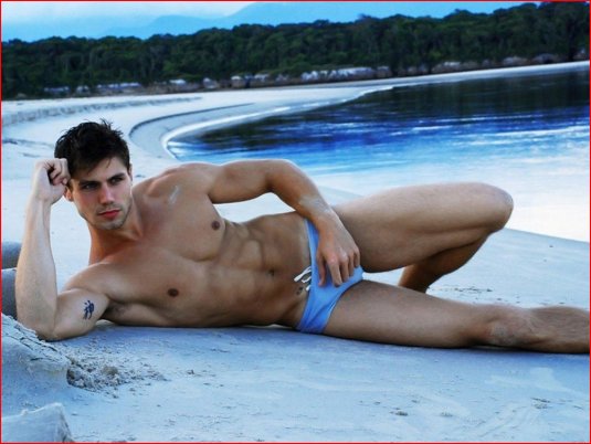 Юноши на пляже