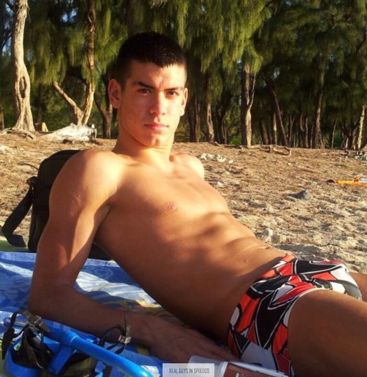 Красивые русские парни на пляже