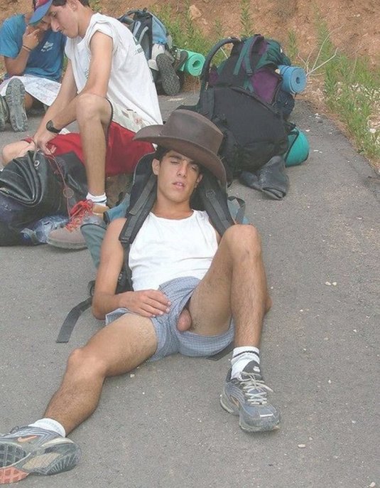 Парни раздеваются в раздевалке