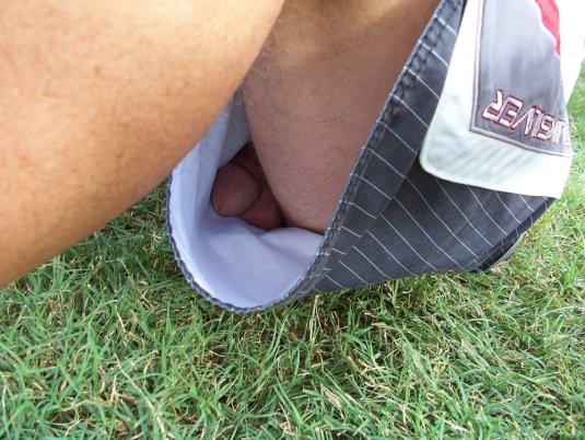 Гигантский член в шортах