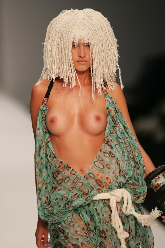 Голая мода чарли ле минду