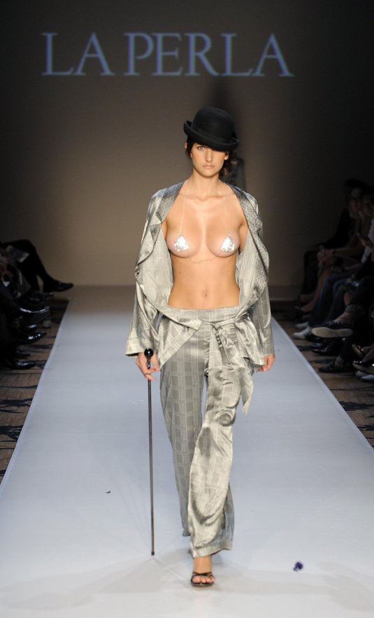 Сиськи на подиуме