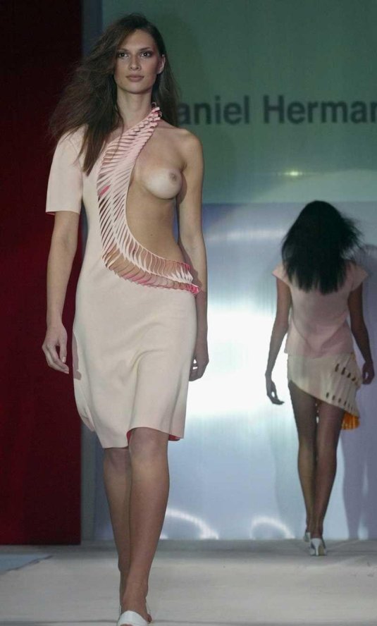 На подиуме без трусов