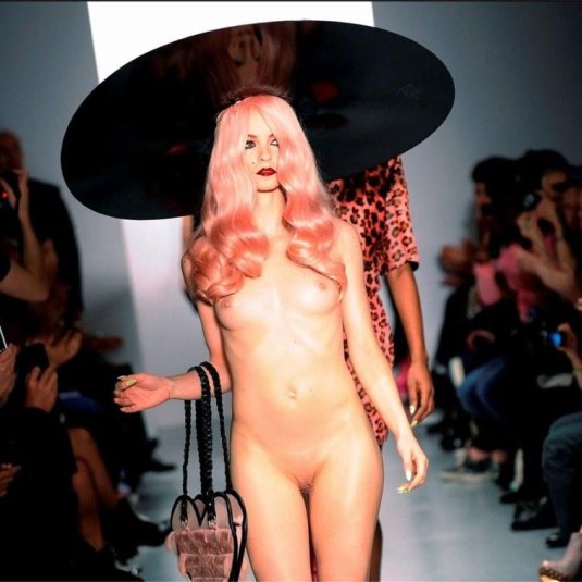 Голая мода чарли ле минду