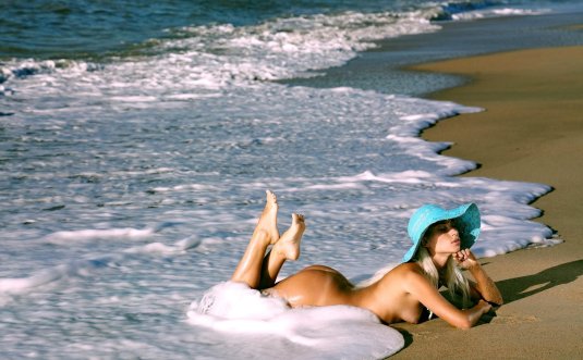 Эротическая фотосессия на море