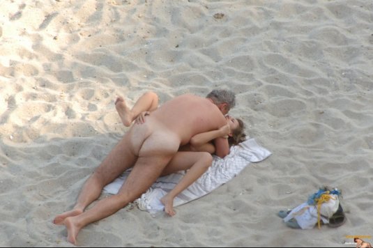 На пляже женщины