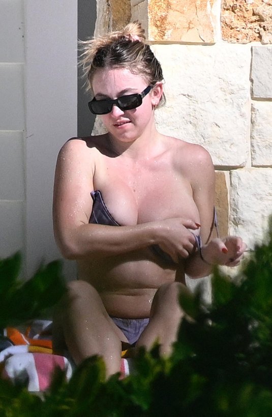 Голая сидни суини