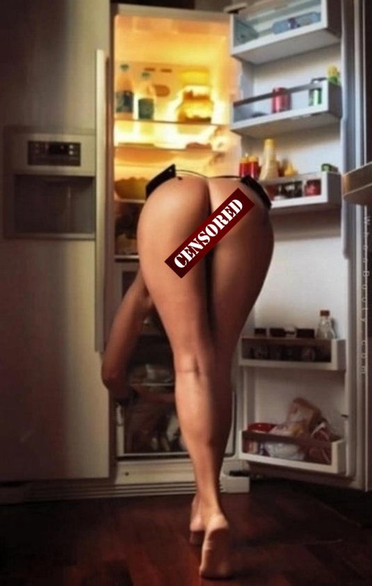 Голая возле холодильника