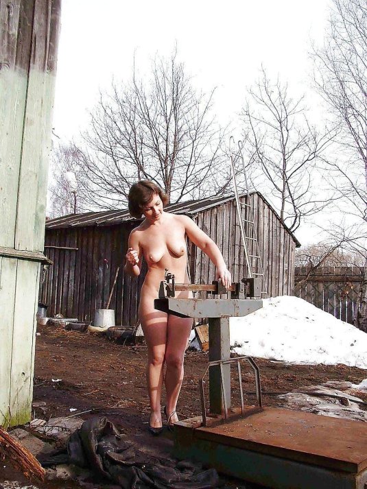 Женщины на даче голые