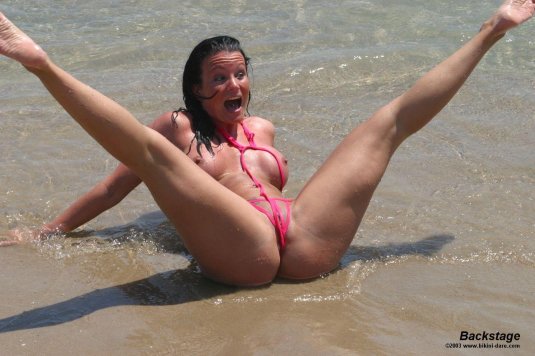 Расставленные ноги на пляже без бикини