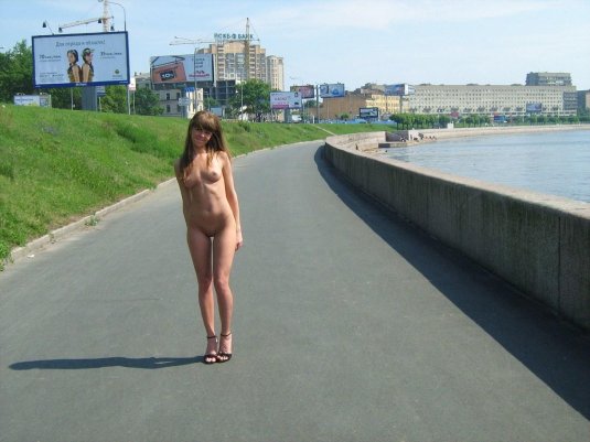 Прогулка по набережной голышом