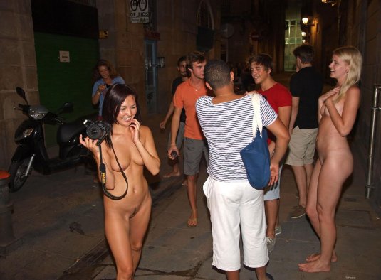 Голая среди одетых на вечеринке