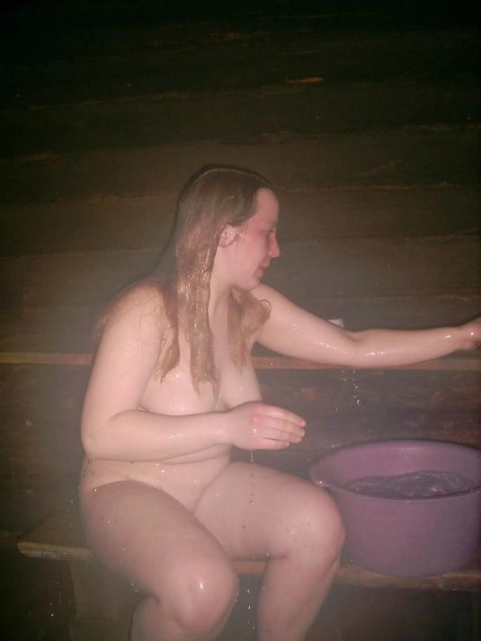 Девушки купаются в проруби