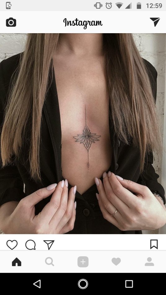 Тату между грудиной у девушек