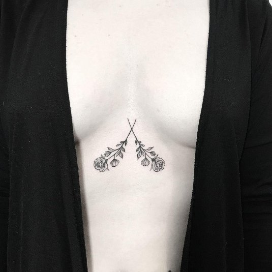 Тату между грудиной у девушек