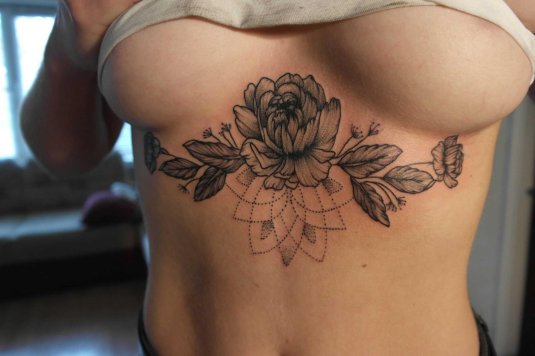 Под грудью тату