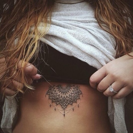 Под грудью тату