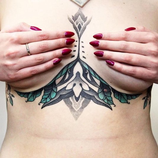 Тату под грудь