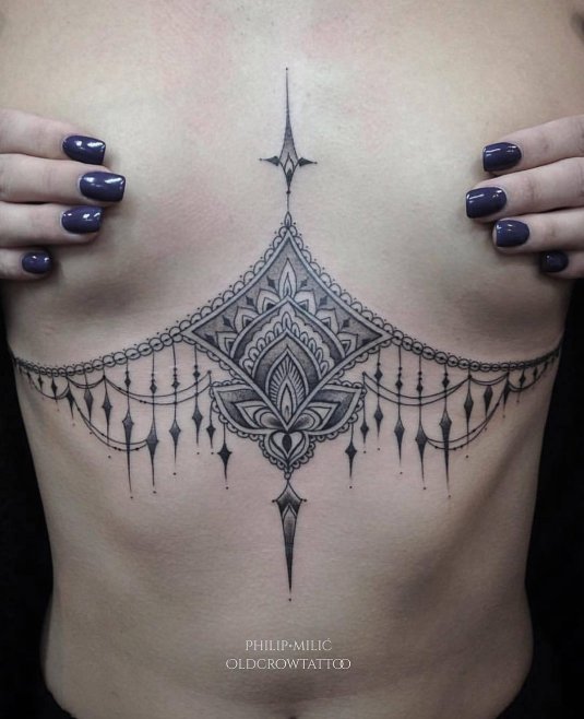 Тату под грудь