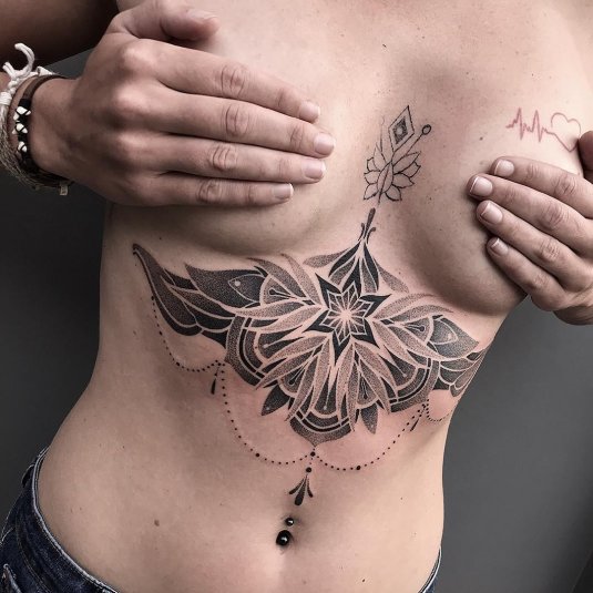 Тату под грудь