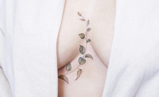 Тату веточка под грудью