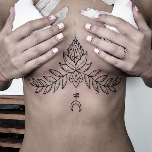 Под грудью тату